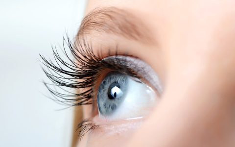 HOW TO GET BEAUTIFULLY THICK EYELASHES